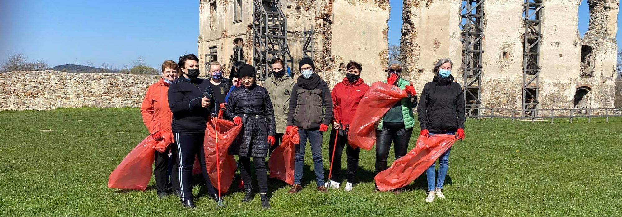 Pracownicy Centrum Kultury i Biblioteki Publicznej w ramach #trashchallenge posprzątali "zamek"