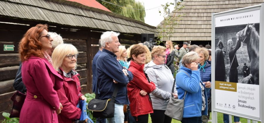 wernisaż wystawy "Kupić nie kupić, potargować można. Jarmark chłopski w Bodzentynie na fotografiach Janusza Buczkowskiego".