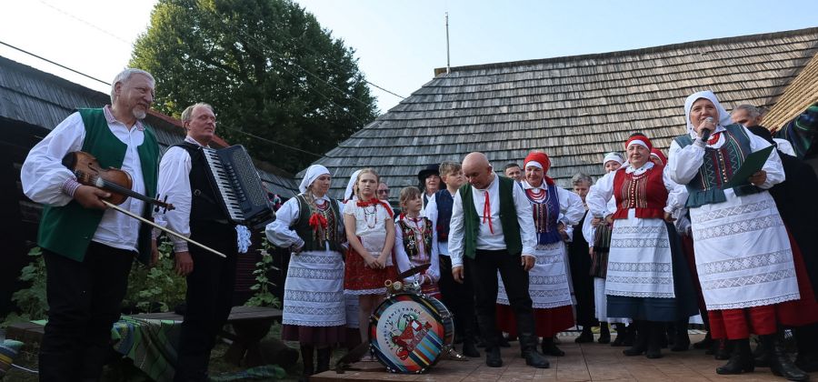 Tradycyjne Wesele w Bodzentynie: Powrót do Przeszłości dzięki Zespołowi „Sorbin”