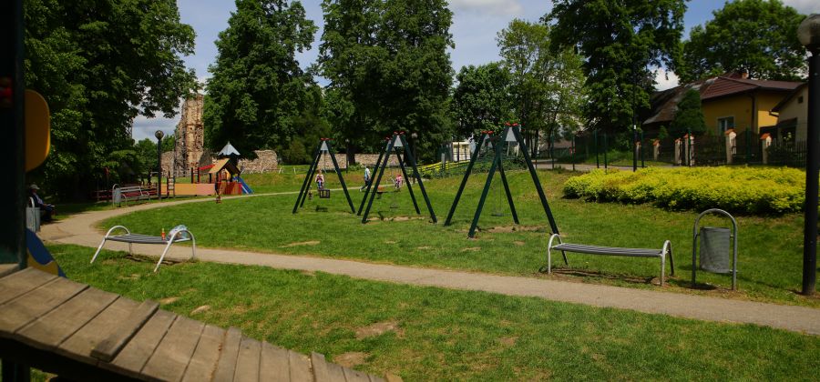 Remont placu zabaw przy ruinach Pałacu Biskupów Krakowskich w Bodzentynie