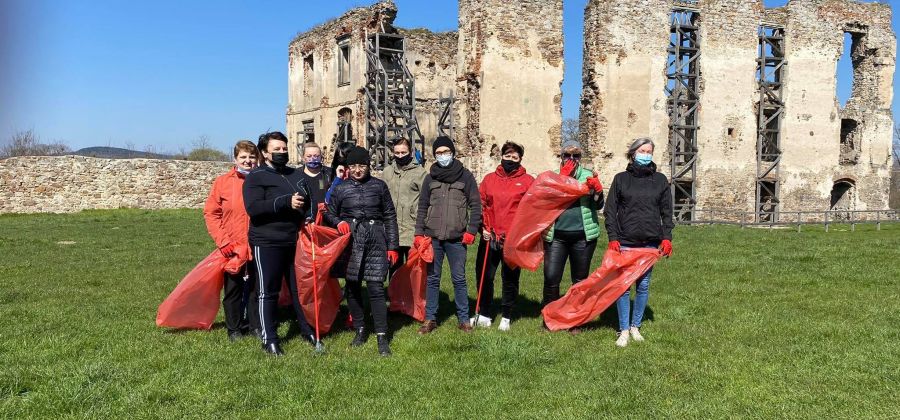 Pracownicy Centrum Kultury i Biblioteki Publicznej w ramach #trashchallenge posprzątali "zamek"