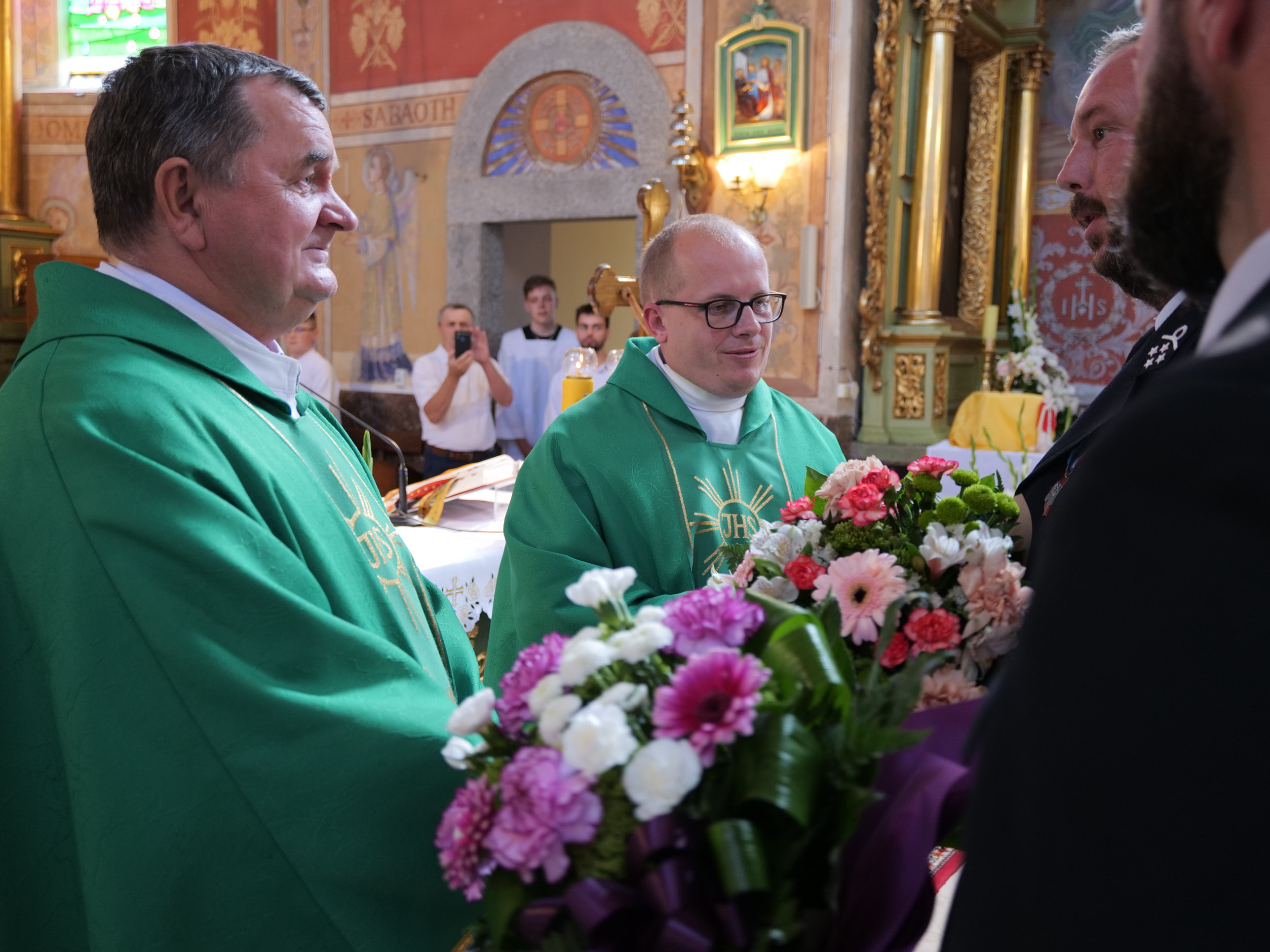 Uroczyste pożegnanie księży w parafii we Wzdole Rządowym. Wierni podziękowali za lata posługi