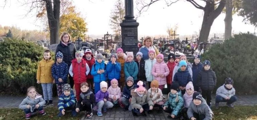 Zapalmy znicz - przedszkolaki z wizytą na Cmentarzu Parafialnym w Bodzentynie