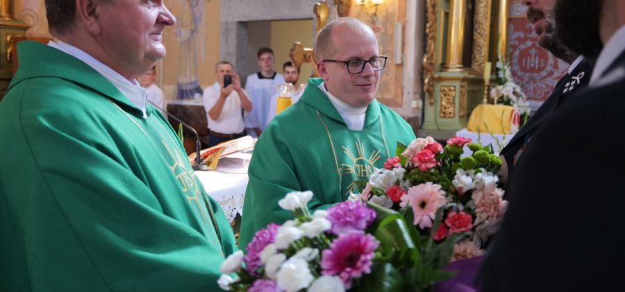 Uroczyste pożegnanie księży w parafii we Wzdole Rządowym. Wierni podziękowali za lata posługi