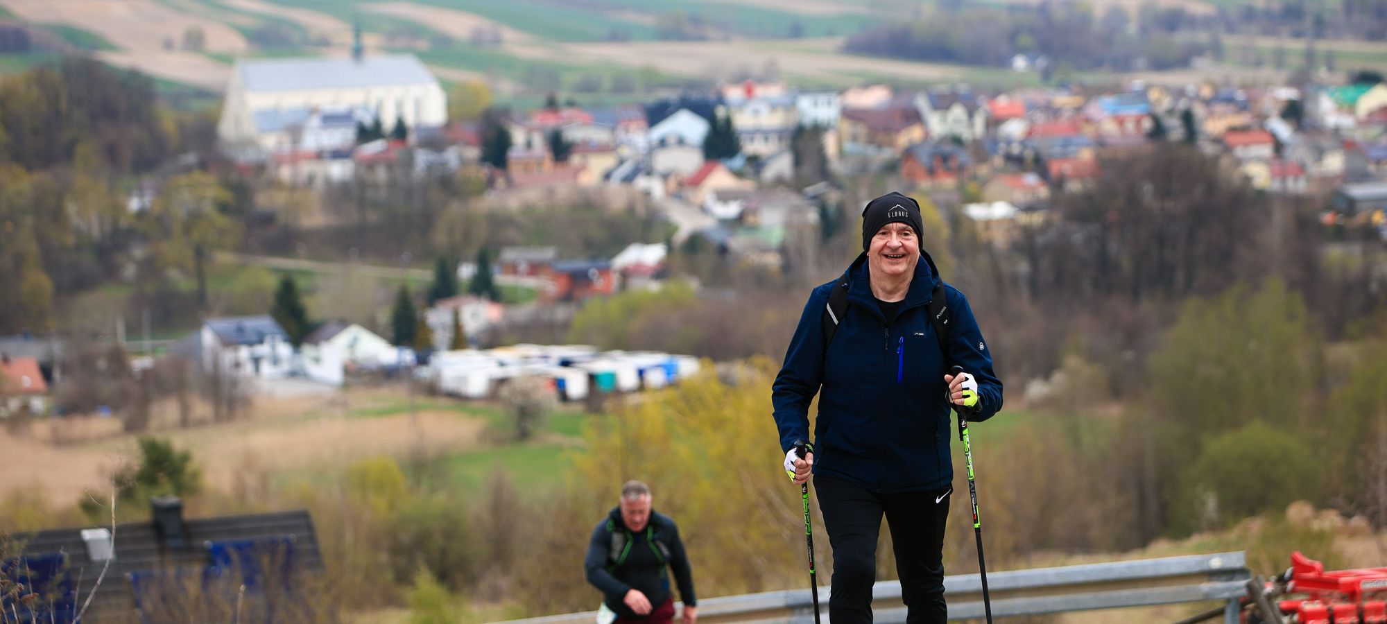 Uczestnicy VIII Festiwalu Pieszo-Biegowego PRZEDWIOŚNIE przeszedł przed MiG Bodzentyn