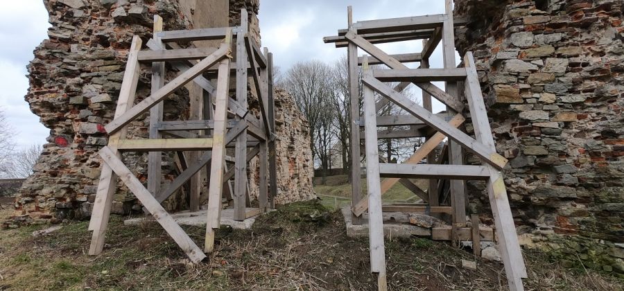Zdemolowali i ukradli drewnianą konstrukcje przy ruinach w Bodzentynie
