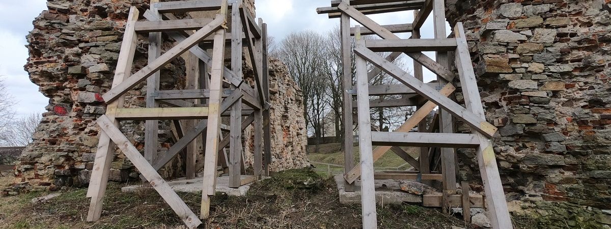 Zdemolowali i ukradli drewnianą konstrukcje przy ruinach w Bodzentynie