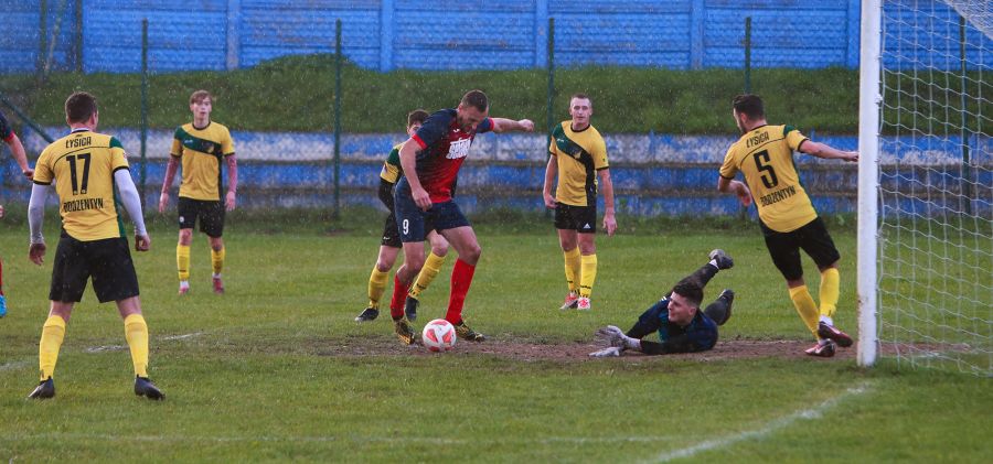 Grad bramek i wysoka porażka Łyscy w 8. kolejce Świętokrzyskiej Klasy Okręgowej - zdjęcia i wideo