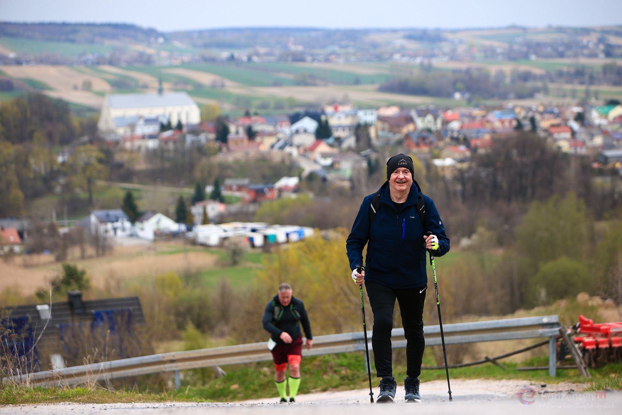 Uczestnicy VIII Festiwalu Pieszo-Biegowego PRZEDWIOŚNIE przeszedł przed MiG Bodzentyn