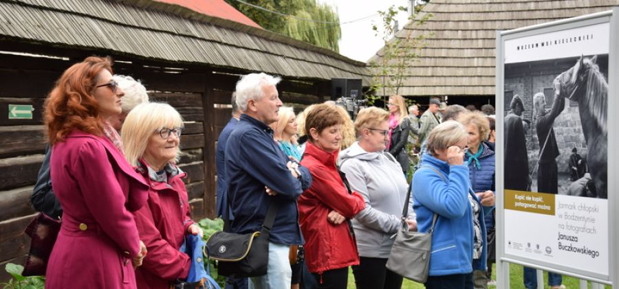 wernisaż wystawy "Kupić nie kupić, potargować można. Jarmark chłopski w Bodzentynie na fotografiach Janusza Buczkowskiego".
