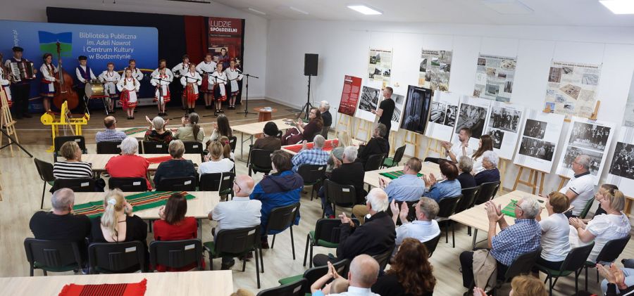 Wzruszający powrót do korzeni - otwarcie wystawy „Tkactwo Świętokrzyskie” w Bodzentynie