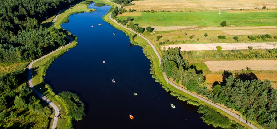 Zawody żeglarskie na zalewie w Wilkowie