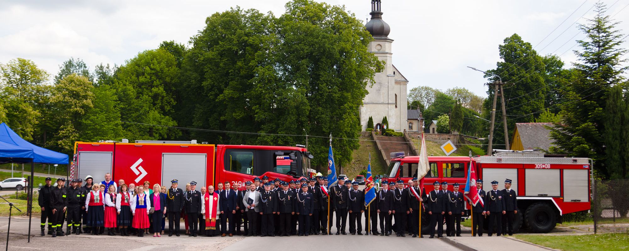 Druhowie z OSP Wzdół świętowali dzień strażaka i oficjalnie odebrali nowy wóz bojowy