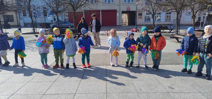 Przedszkolaki z Bodzentyna śpiewem witają wiosnę