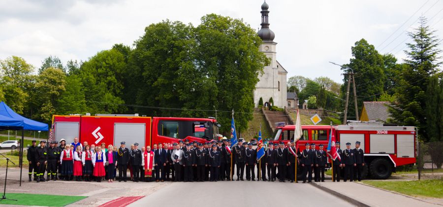 Druhowie z OSP Wzdół świętowali dzień strażaka i oficjalnie odebrali nowy wóz bojowy