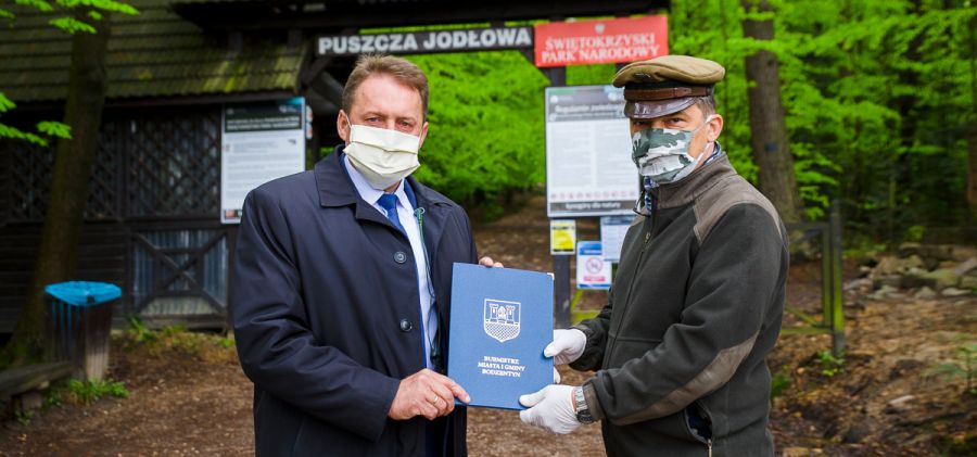 Burmistrz Dariusz Skiba i Dyrektor Świętokrzyskiego Parku Narodowego podpisali umowę na 50 000 zł