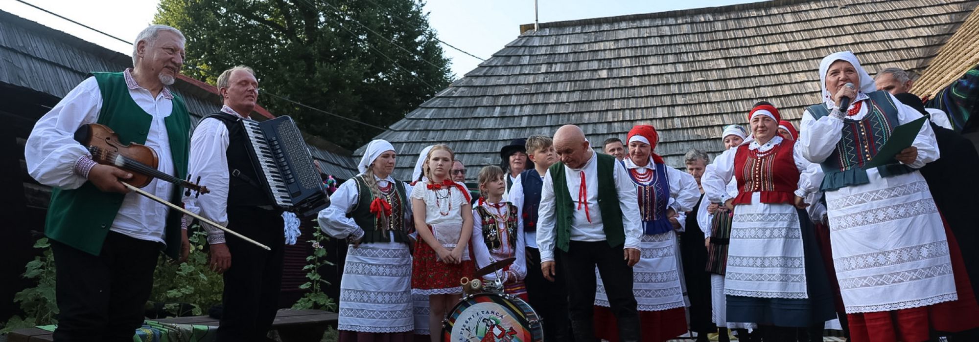 Tradycyjne Wesele w Bodzentynie: Powrót do Przeszłości dzięki Zespołowi „Sorbin”