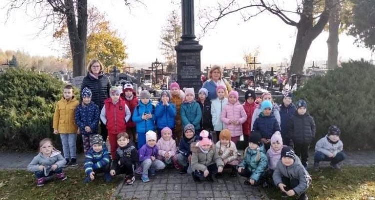 Zapalmy znicz - przedszkolaki z wizytą na Cmentarzu Parafialnym w Bodzentynie