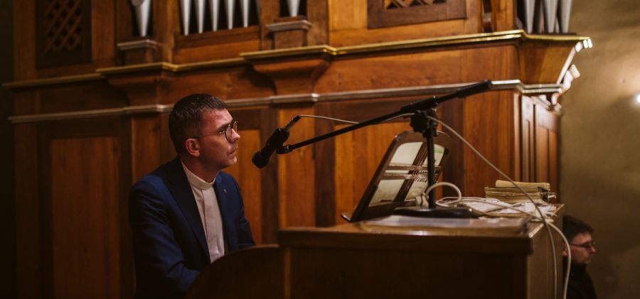 Ksiądz Przemysław Moćko zaprasza na recital organowy poświęcony Matce Najświętszej oraz naszym mamom, babciom i wszystkim kobietom