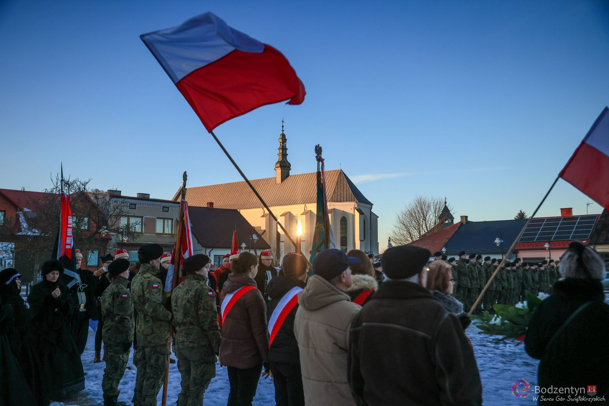 XXXII Marsz Szlakiem Powstańców Styczniowych przeszedł przez Bodzentyn - zdjęcia